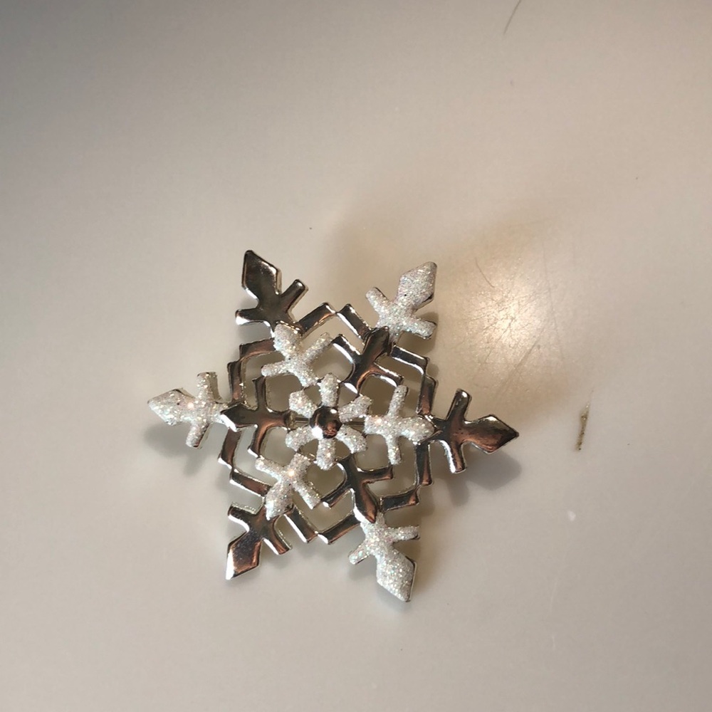 Snowflake Sparkle White and Silver Brooch. Vintage